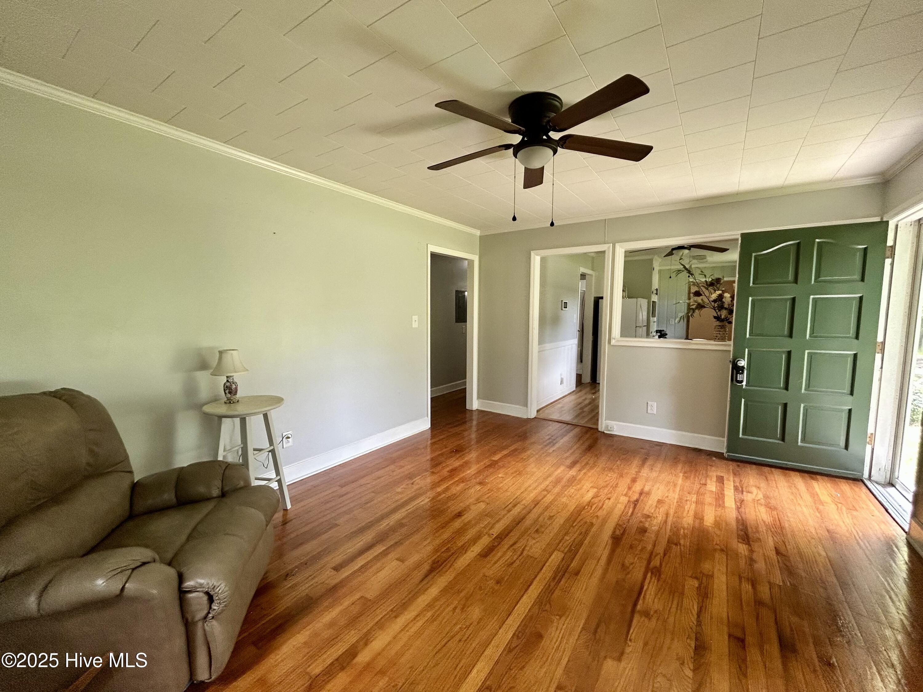 Image 3: Living room