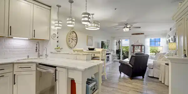 Image 3: 03 Kitchen