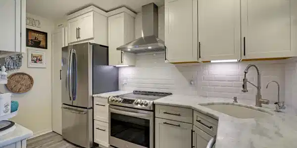 Image 4: 04 Kitchen