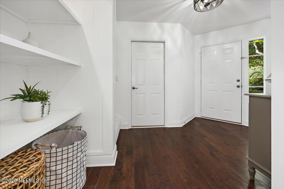 Image 4: Foyer