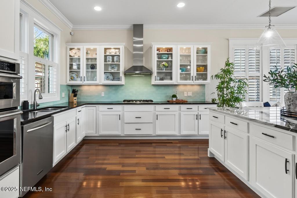 Image 4: Beautiful Kitchen full of light!