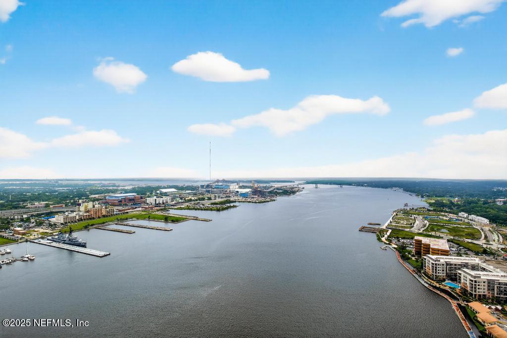 Image 3: 1431 Riverplace 2501-93
