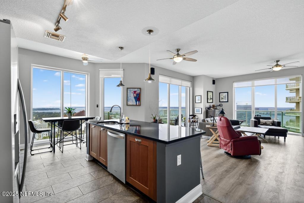 Image 4: 1431 Riverplace 2501-22