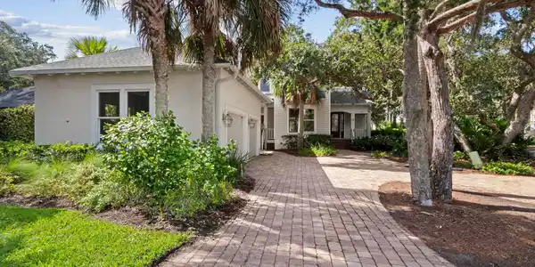 16 OAK POINT Drive