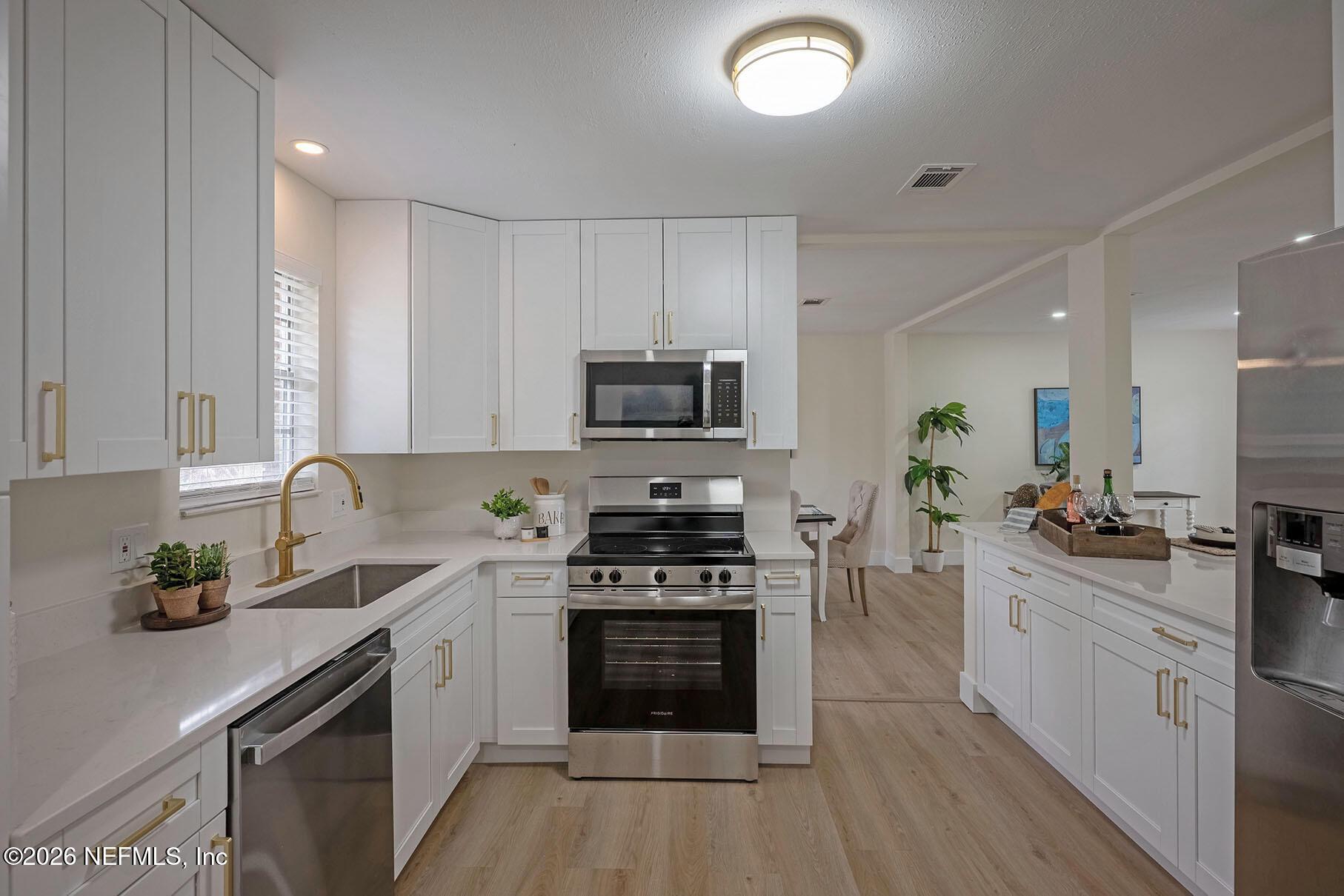 Image 4: 03 Kitchen