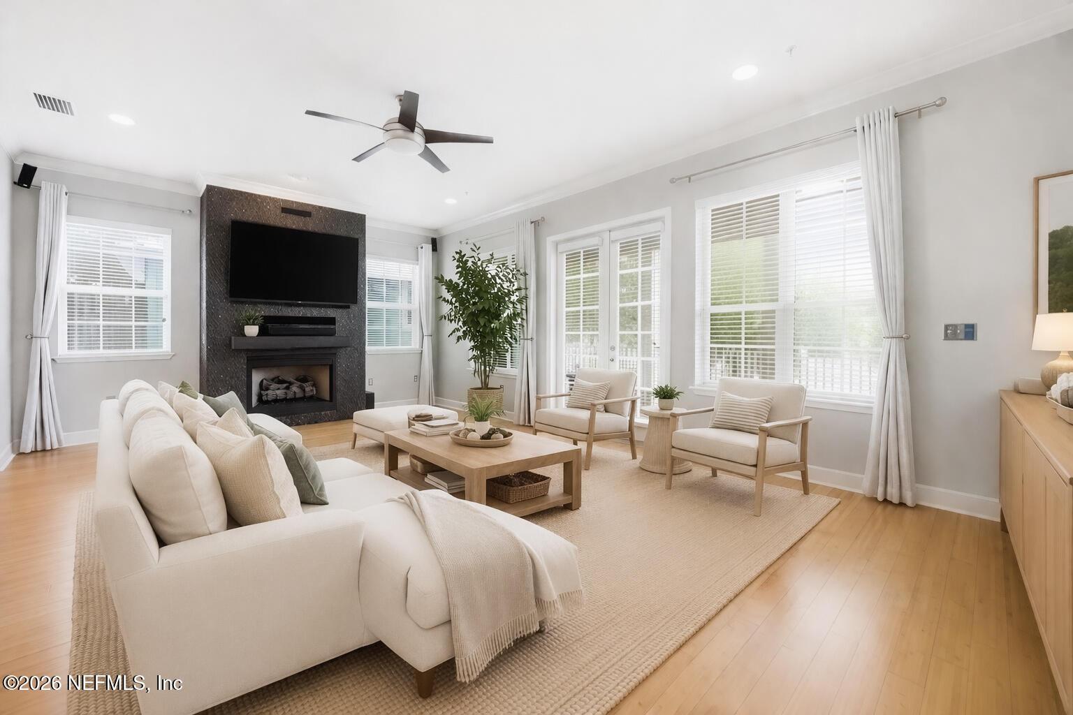 Image 4: Living Room