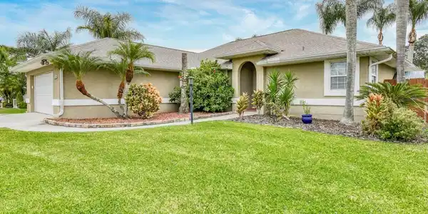 Image 3: 5398 Soundview Avenue ONLINE LOW RES-3