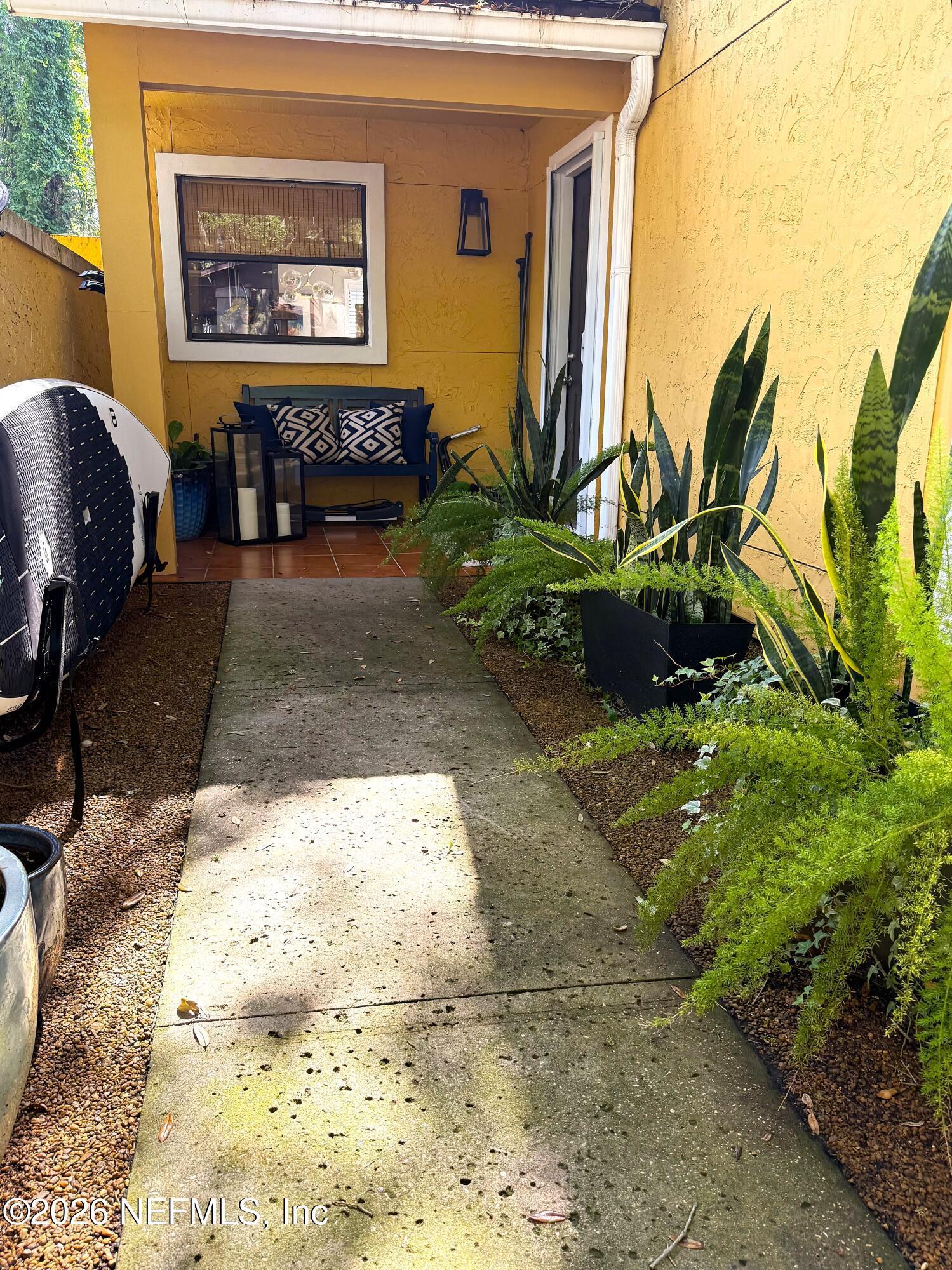 Image 4: Courtyard Entry