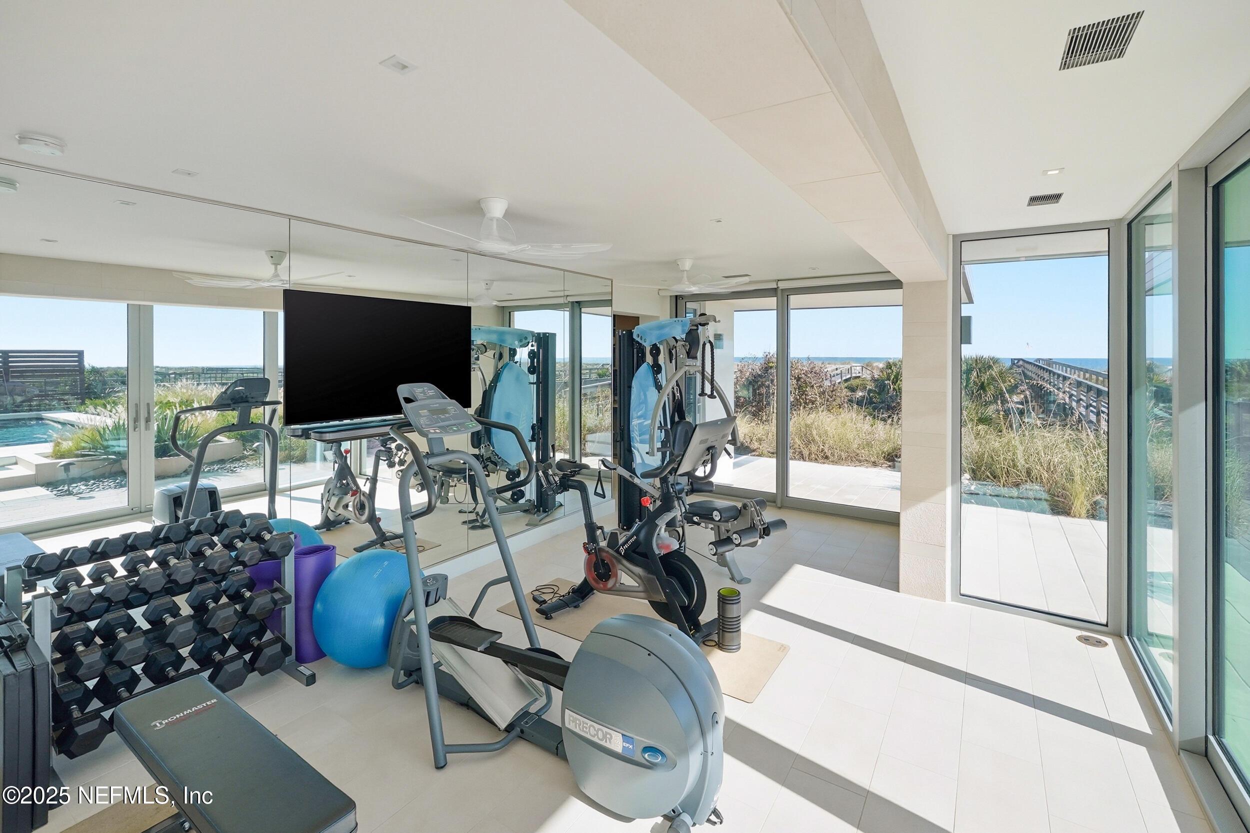 Image 4: 2498 s fletcher ave-004