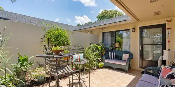 Image 4: Front Courtyard Entry