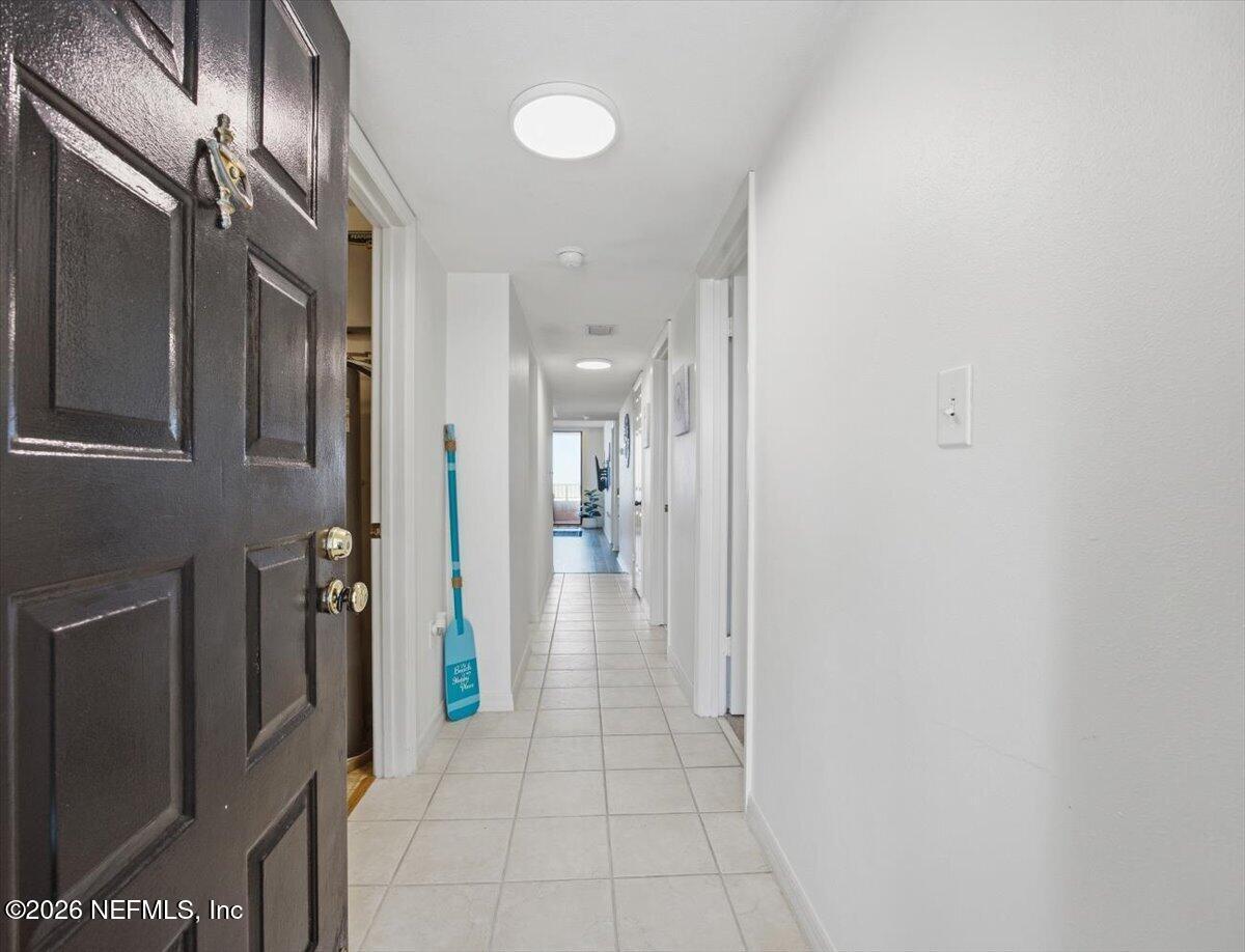 Image 4: 04-Foyer