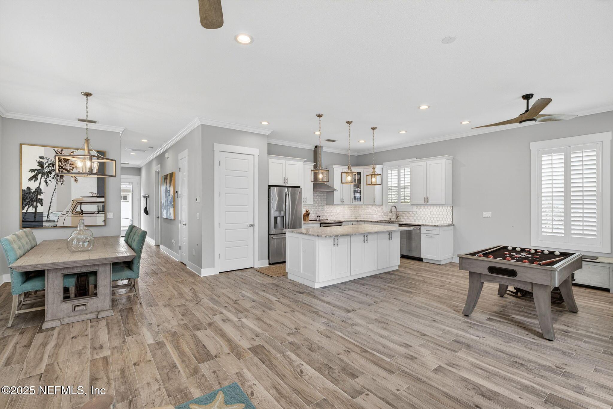 Image 4: 8-Living Room 4 of 4