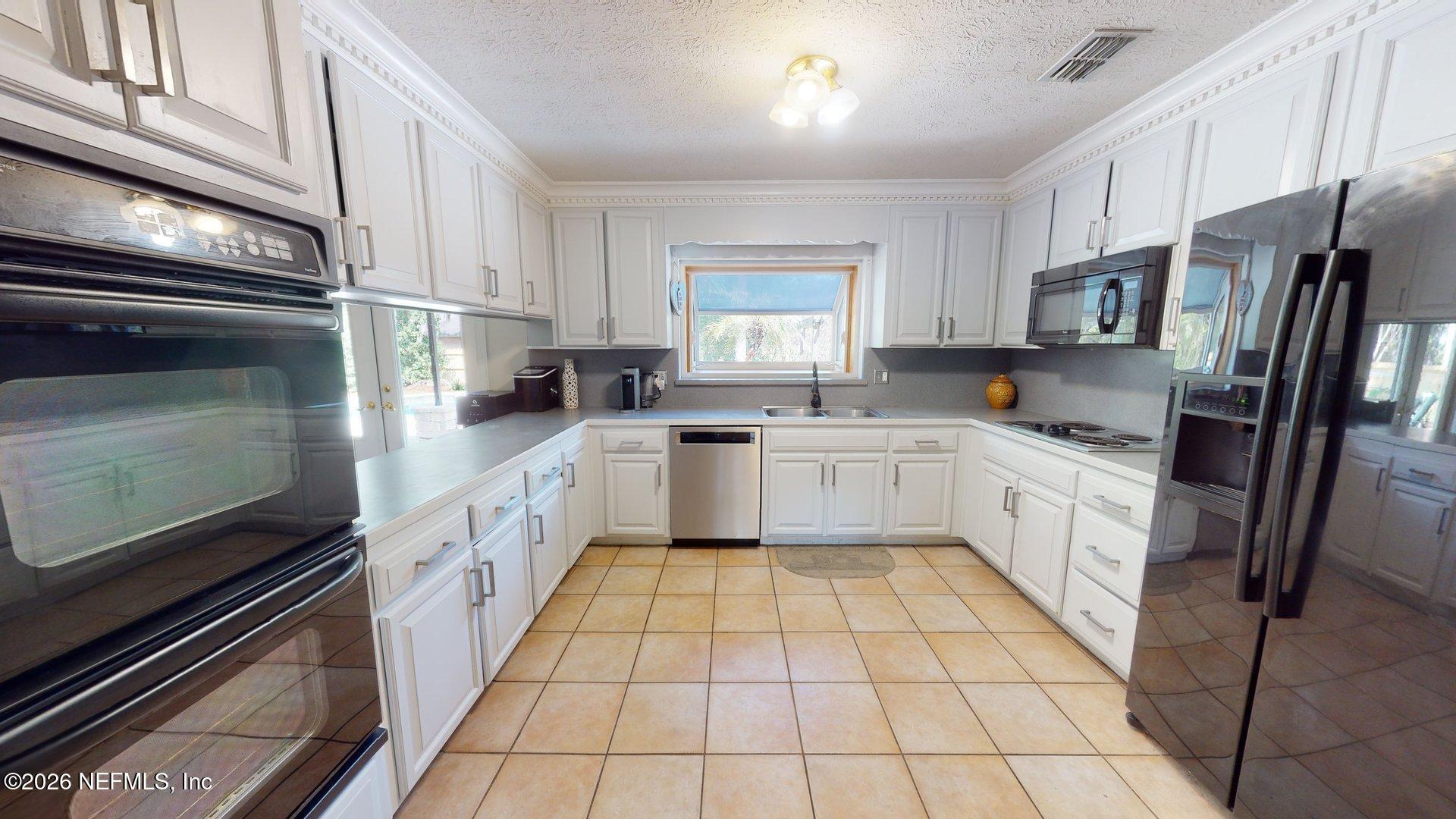 Image 3: Kitchen
