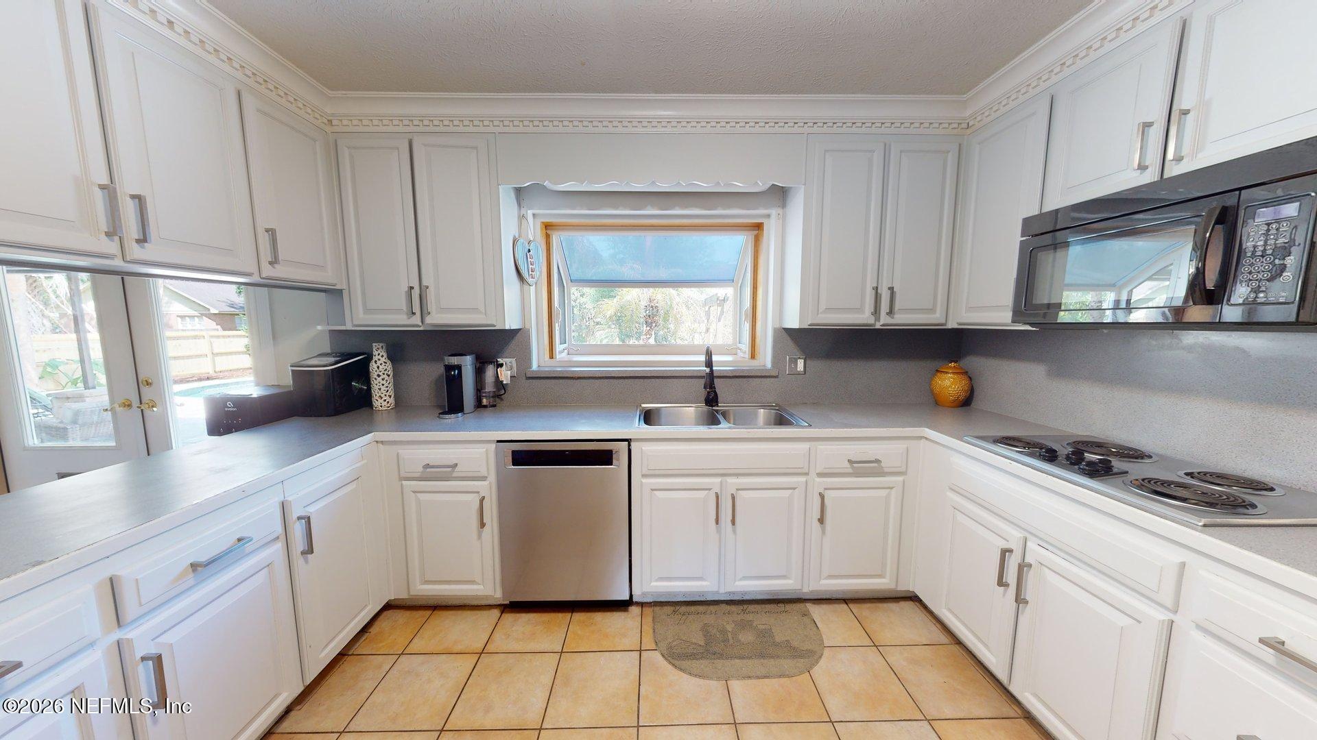 Image 4: Kitchen