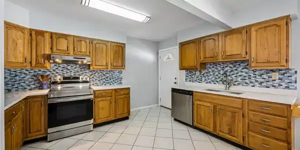 Image 3: 16-web-or-mls-19 S 19th St (26 of 75)