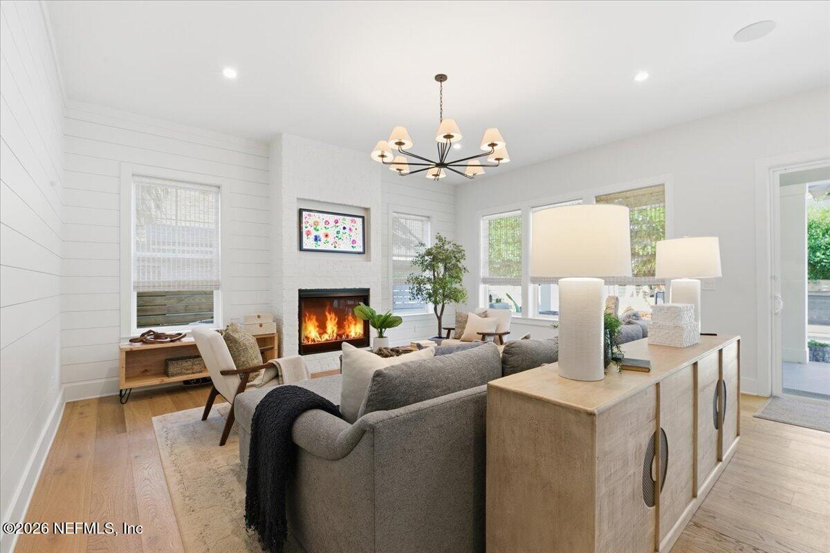 Image 4: living room