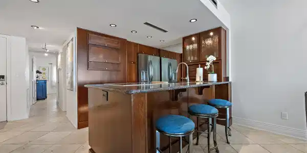 Image 3: 03-Kitchen