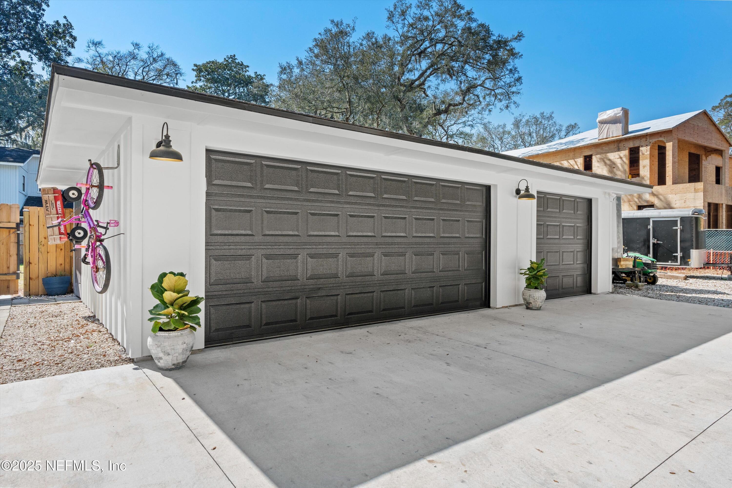 Image 3: Garage