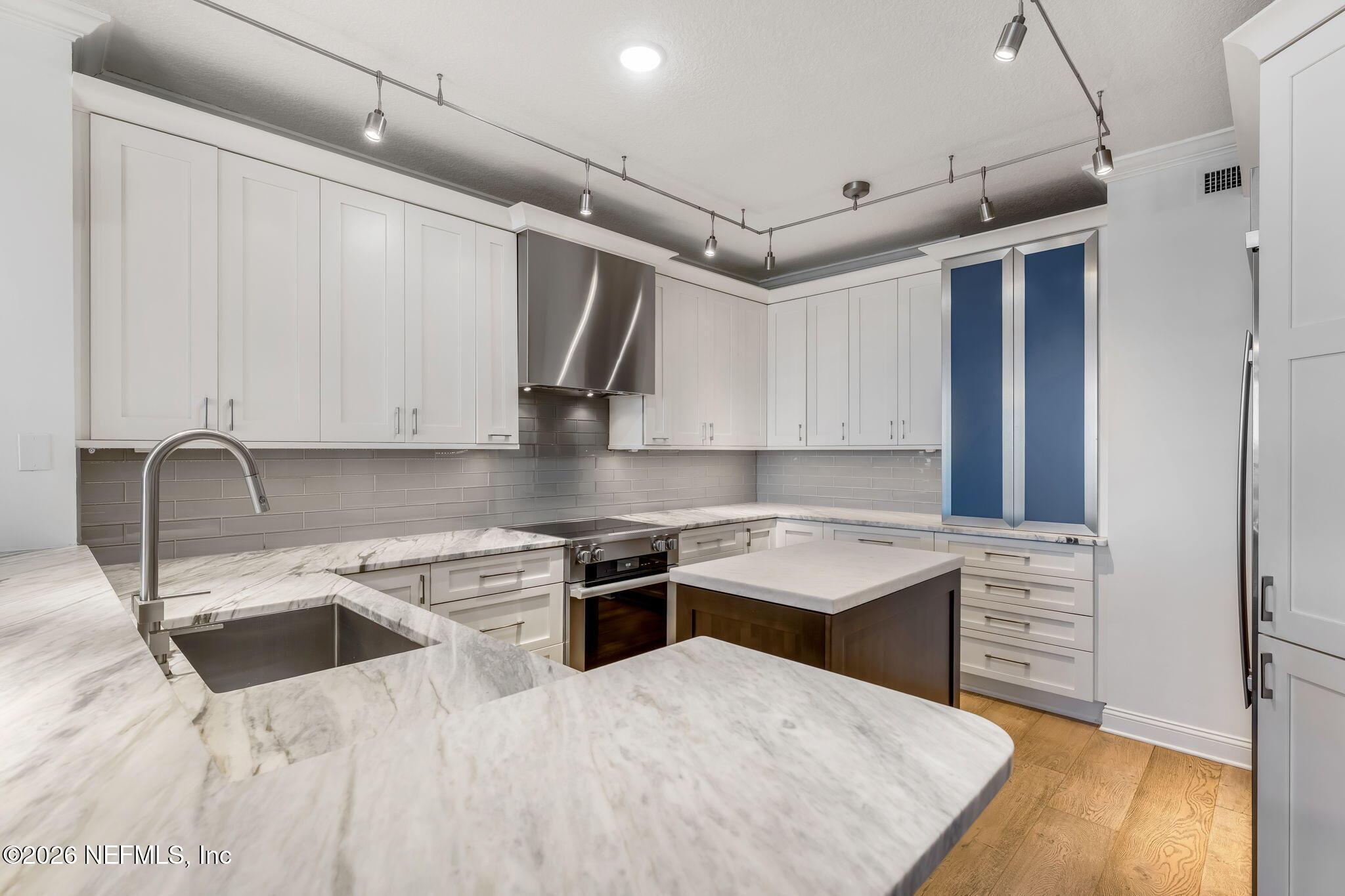 Image 4: Kitchen