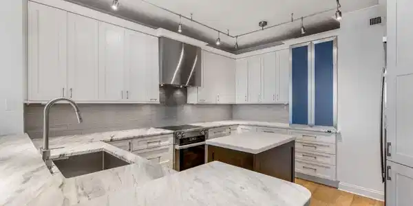 Image 4: Kitchen