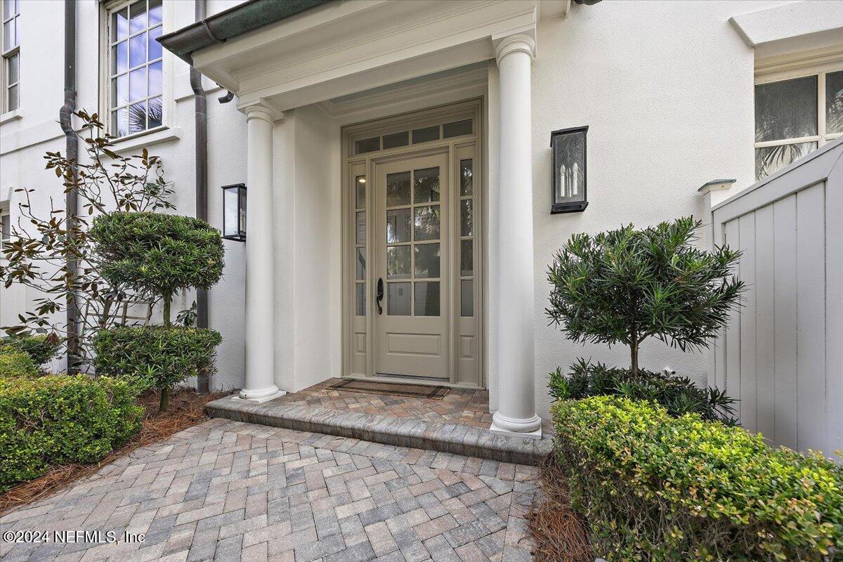 Image 4: 04-Entryway