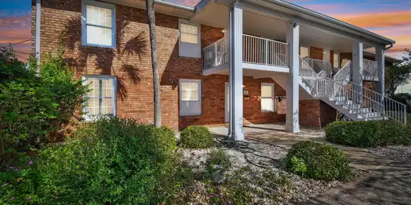 83 COMARES Avenue