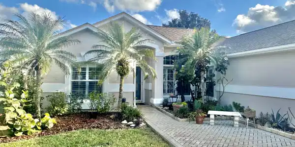2300 COMMODORES CLUB Boulevard