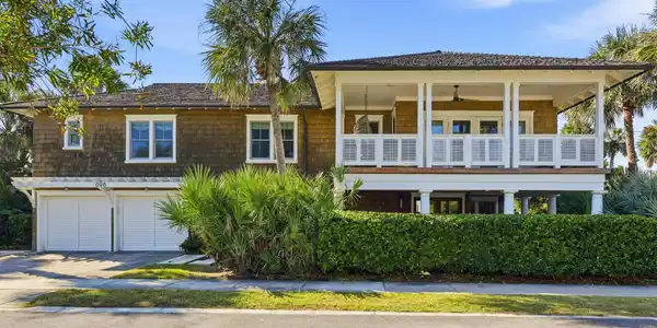 698 BEACH Avenue