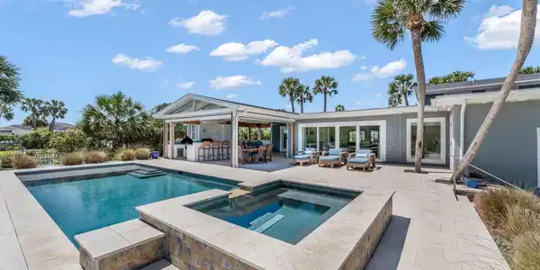 Image 4: Outdoor Oasis!