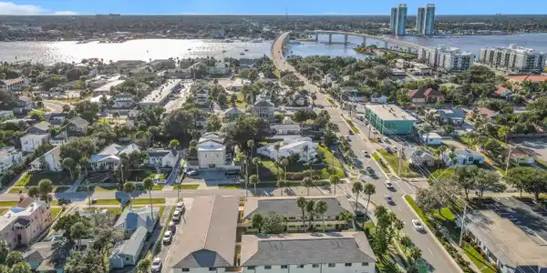 400 OAKRIDGE Boulevard