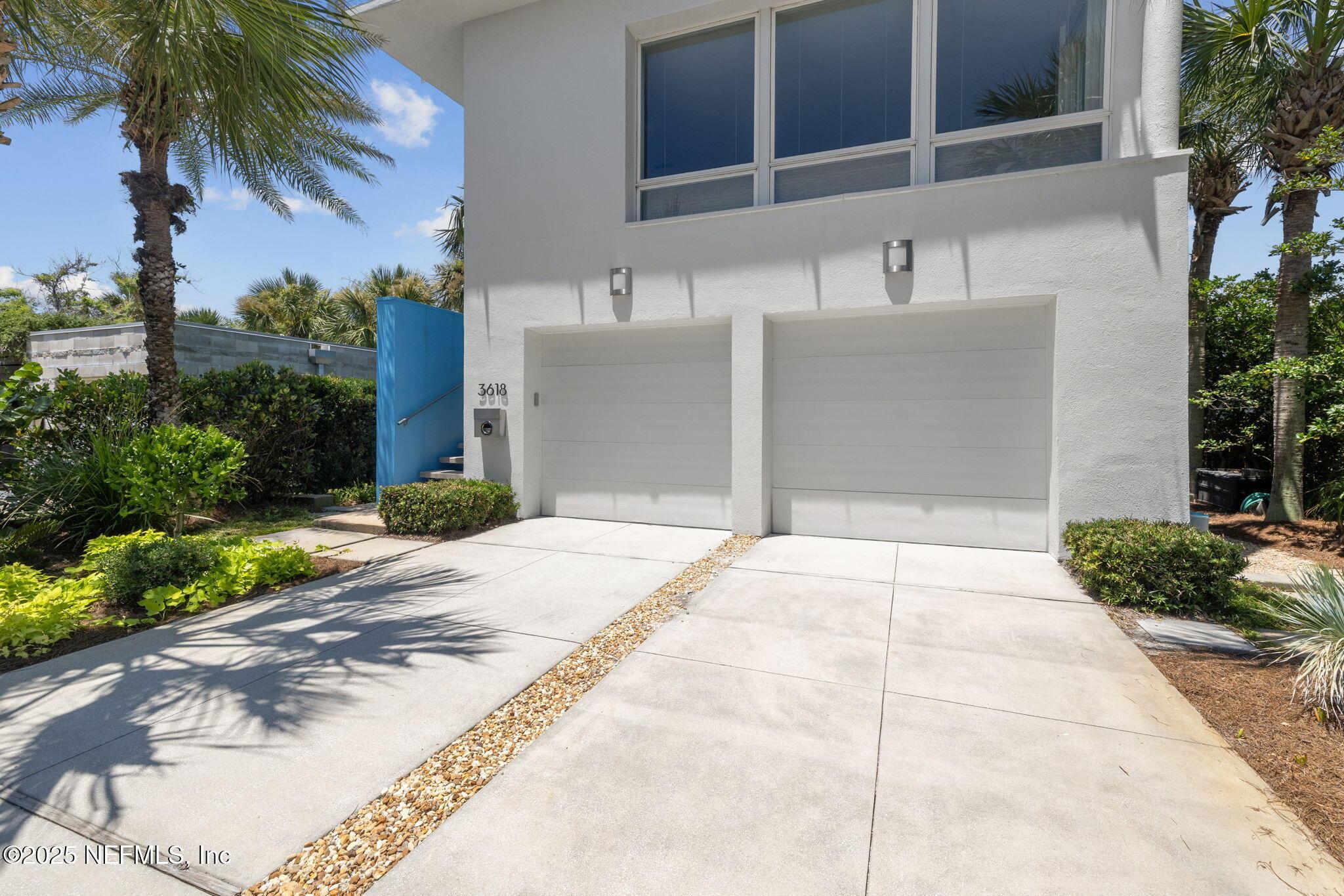 Image 4: 2 Car Garage