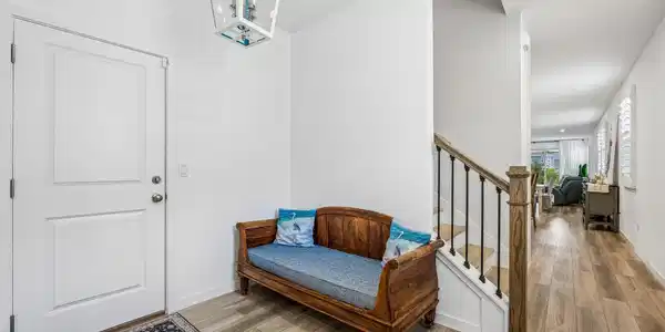 Image 3: 8-web-or-mls-95958 Surrey Pl-7