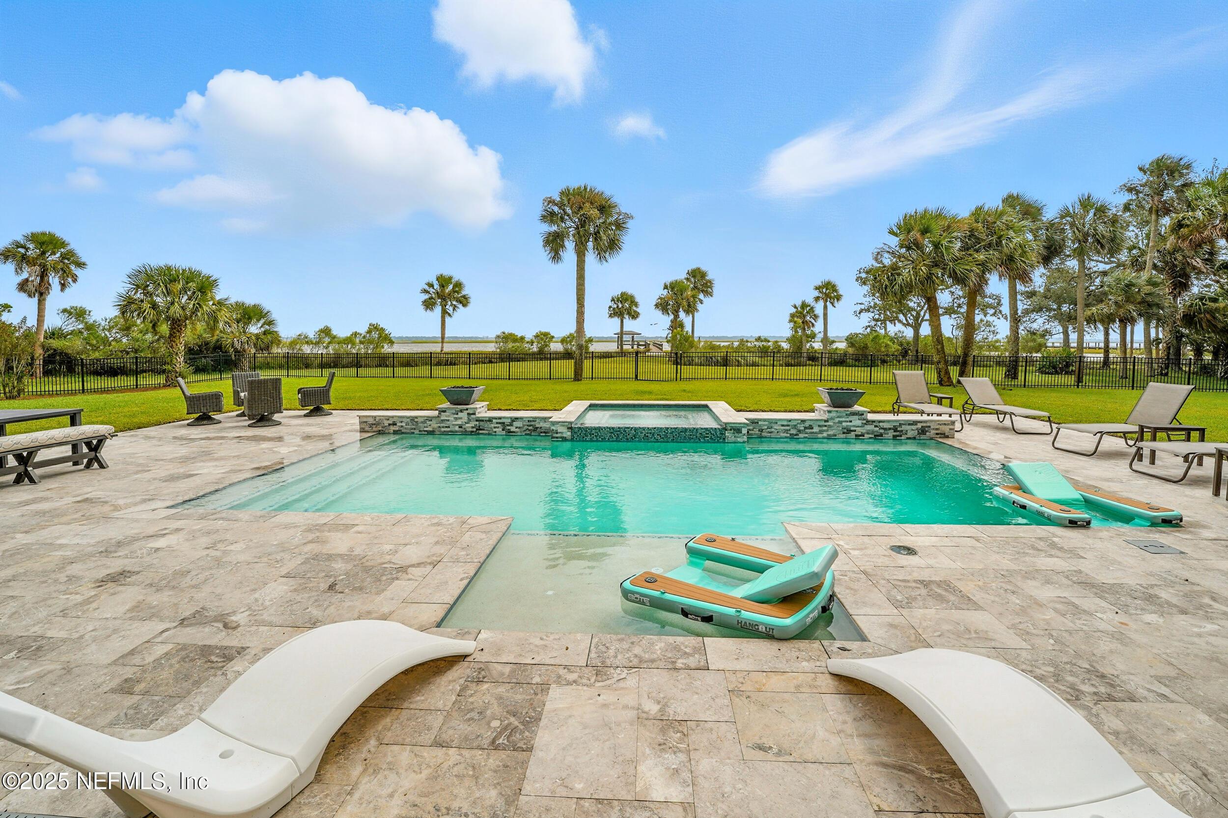 Image 4: Brand new pool / spa