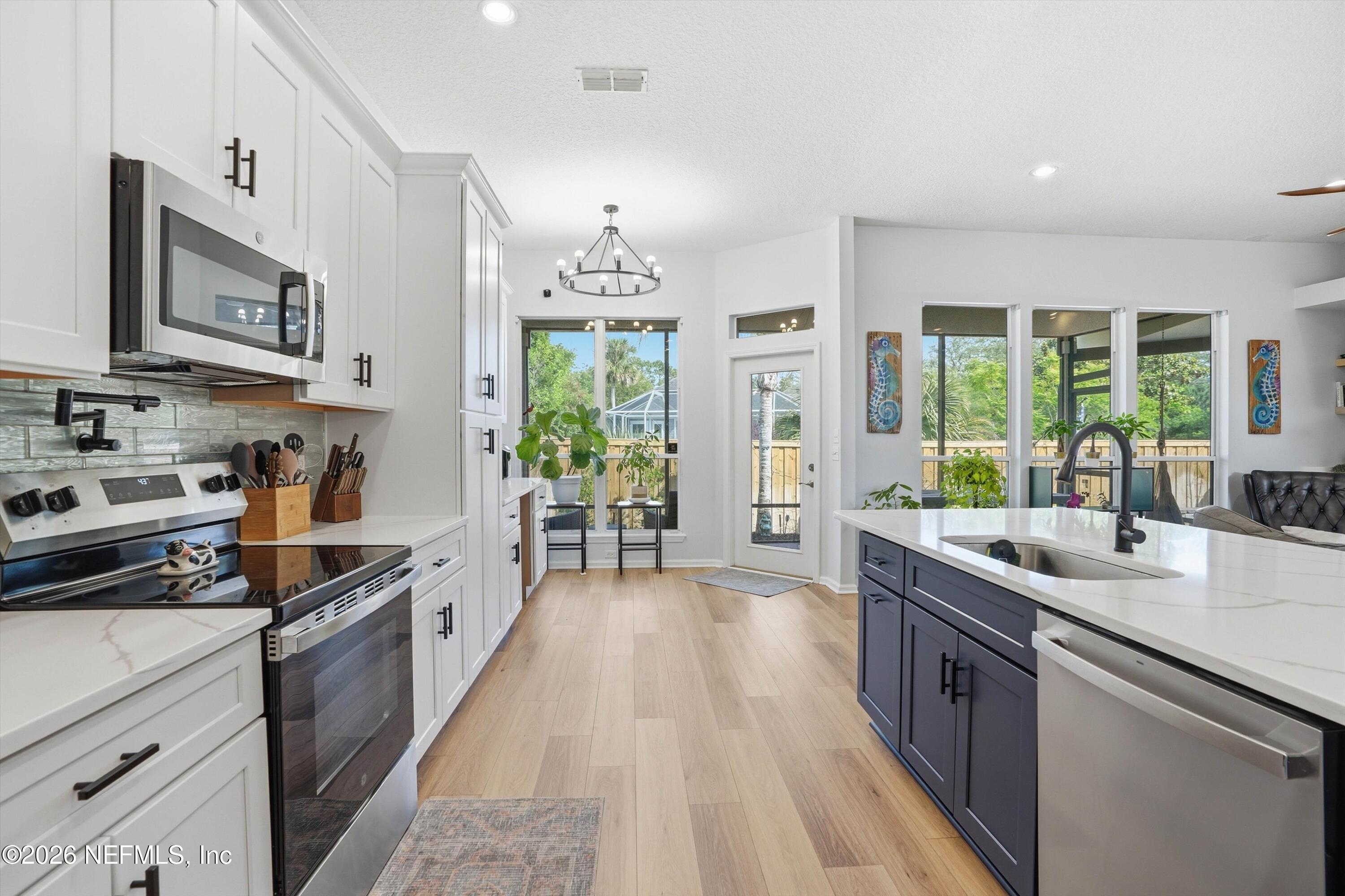 Image 2: 11-Kitchen