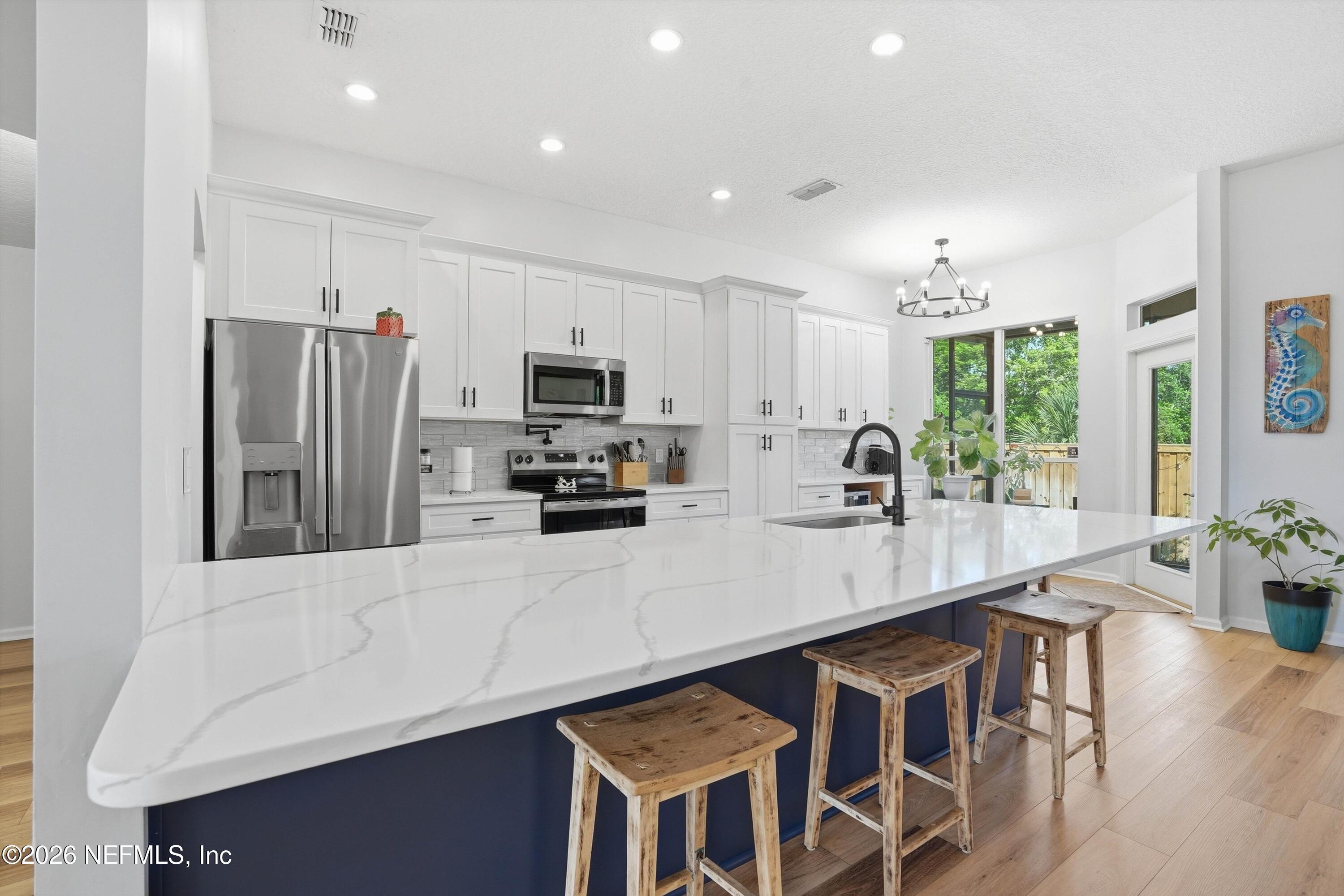 Image 3: 09-Kitchen