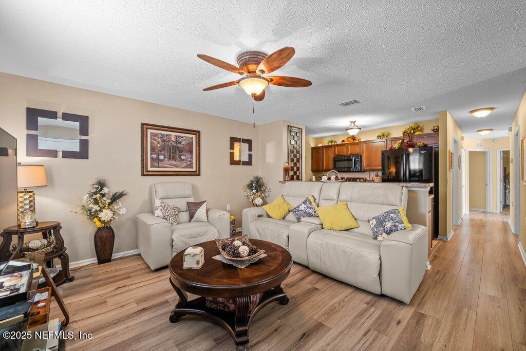 Image 2: Living room / Kitchen / Hallway