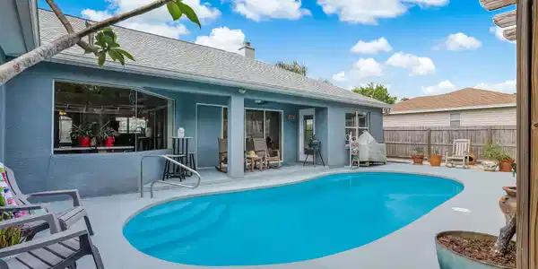 250 TRADE WIND LN