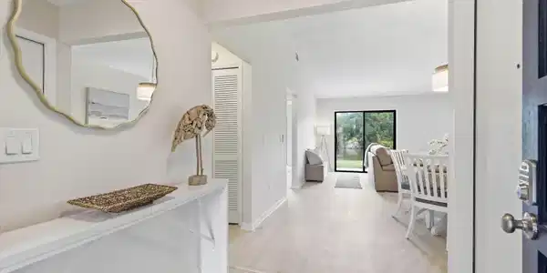 Image 3: 03-Foyer
