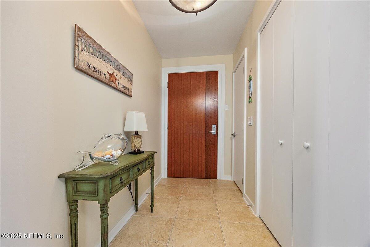 Image 2: 02-Foyer