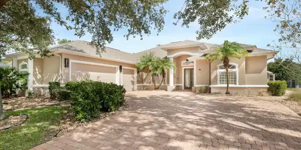 15 OLD OAK Drive N
