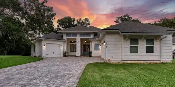 1618 PLANTATION OAKS Lane