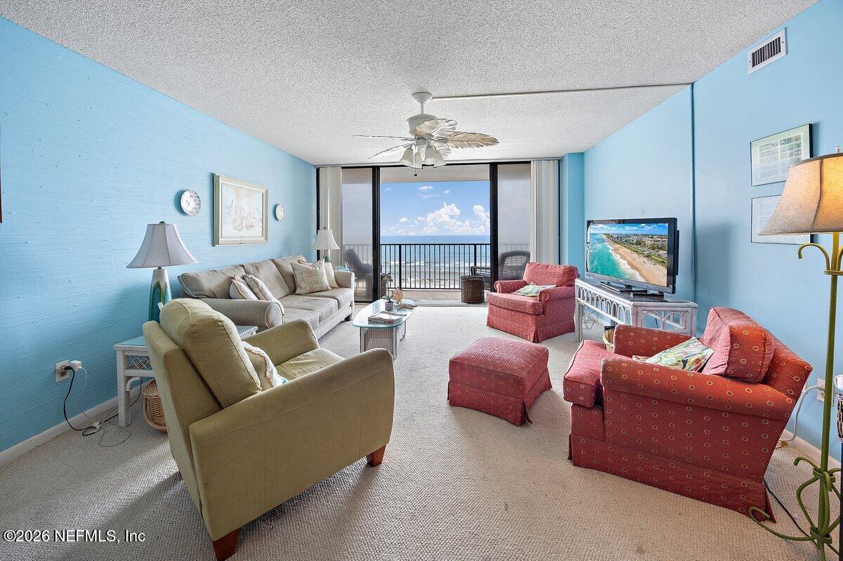 Image 3: Living Room (18)