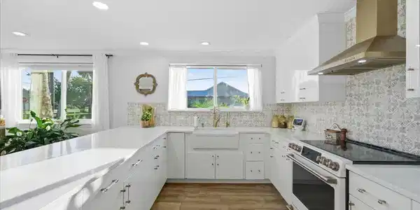 Image 3: Kitchen with Calacatta Quartz