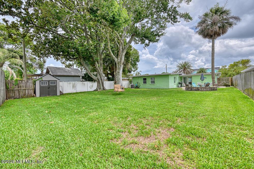Image 4: Back Yard - View 3