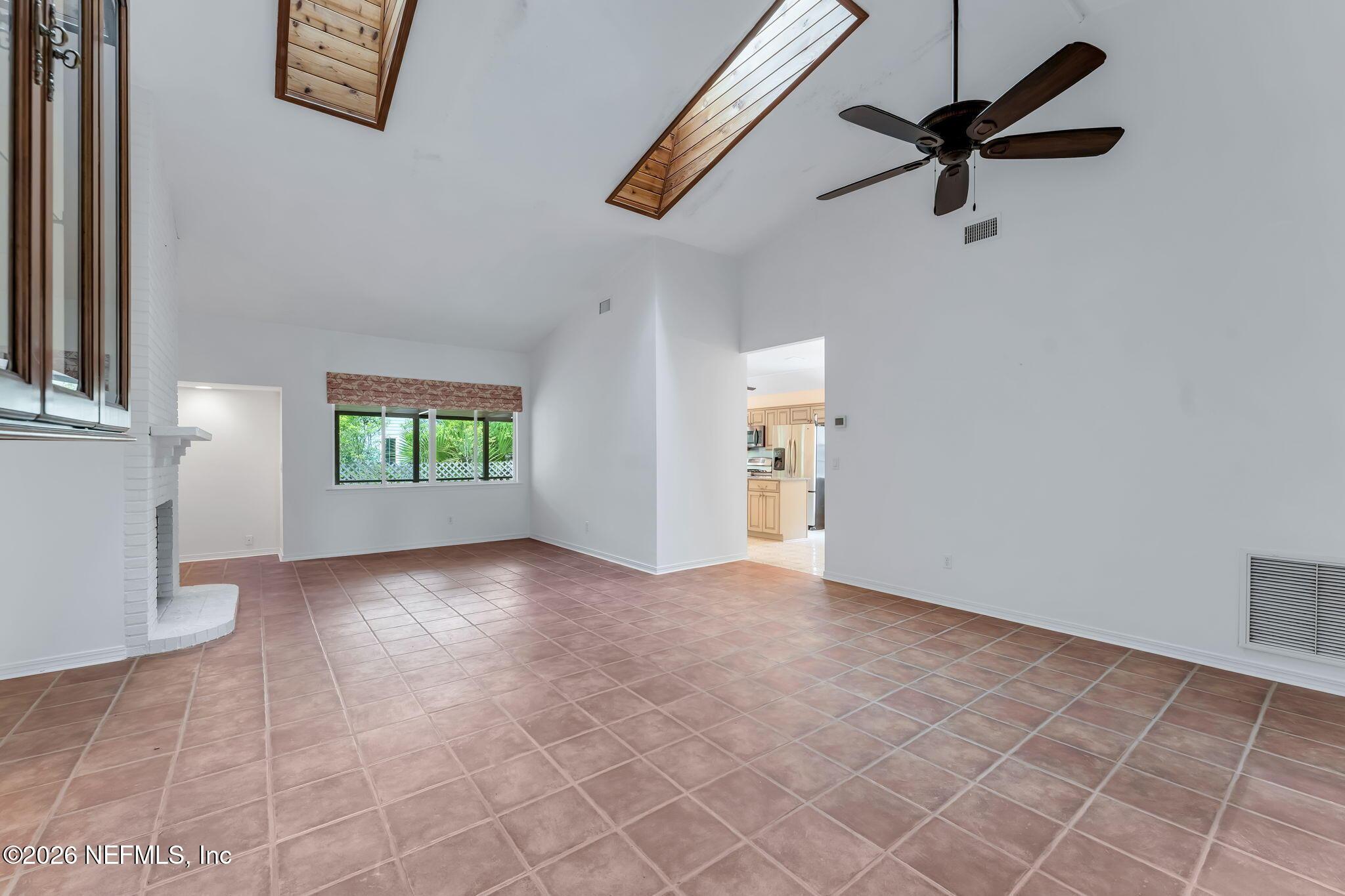 Image 4: Living Room