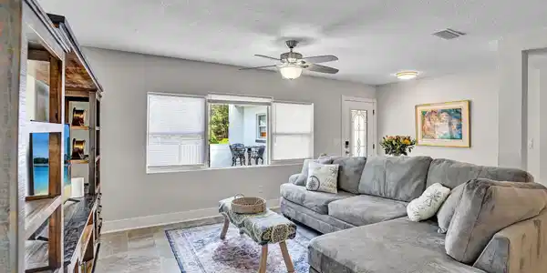 Image 4: Living Room