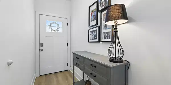 Image 4: Foyer