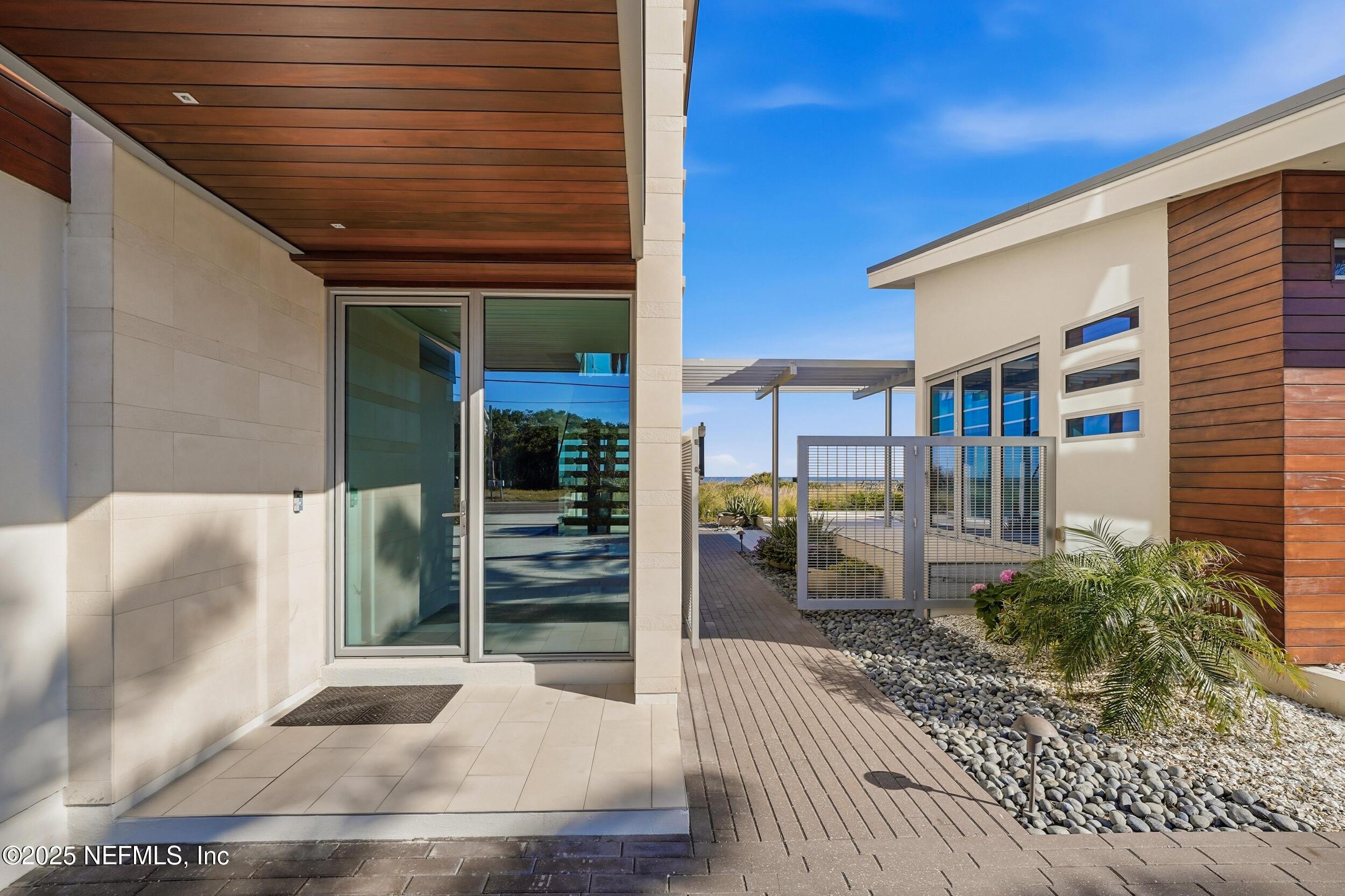 Image 2: 2498 s fletcher ave-002