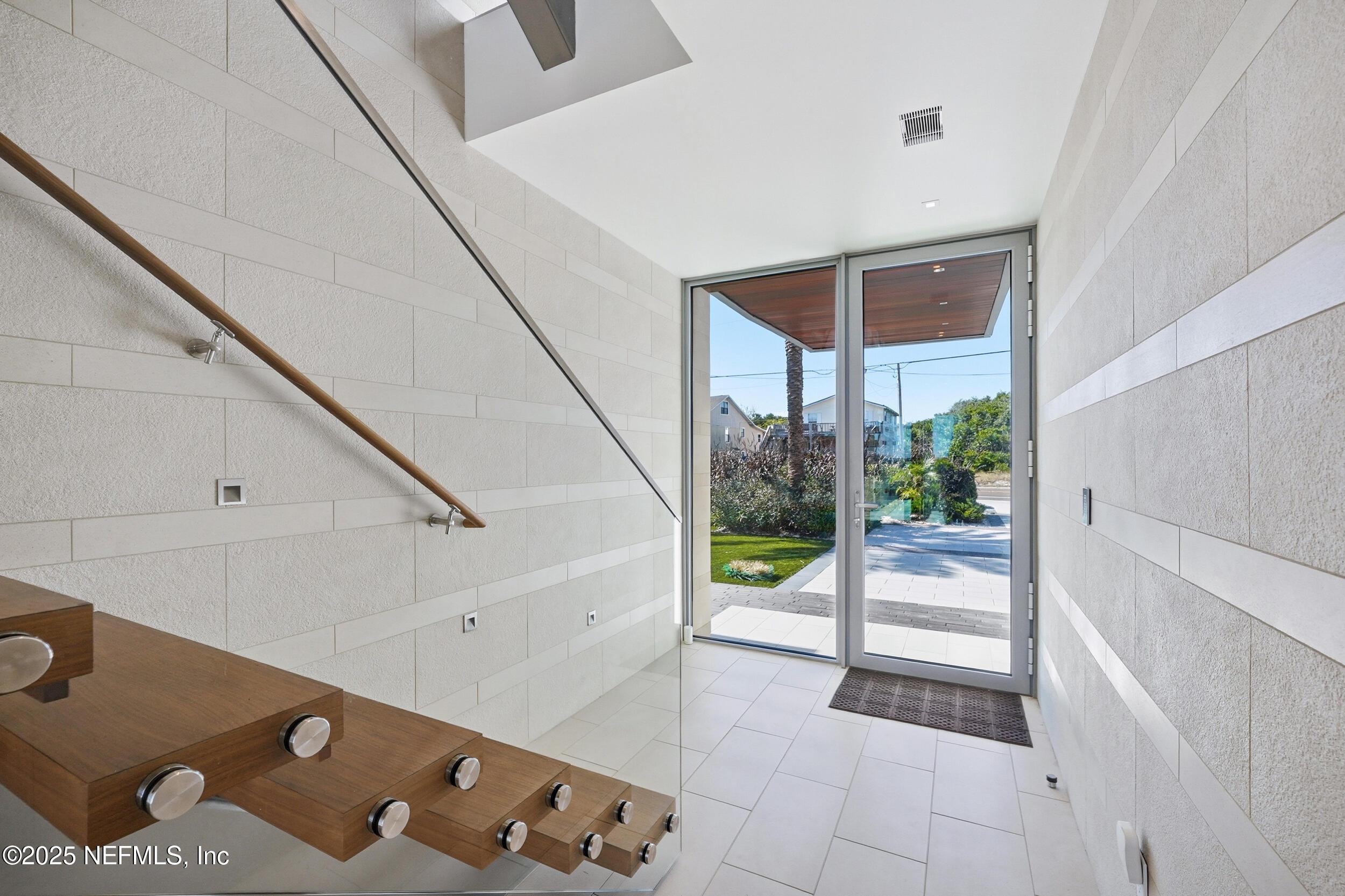 Image 3: 2498 s fletcher ave-003