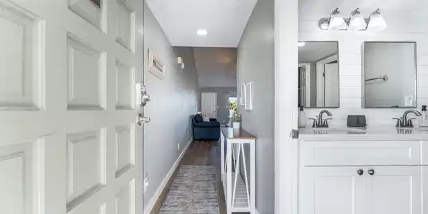 Image 4: 2-web-or-mls-Entryway